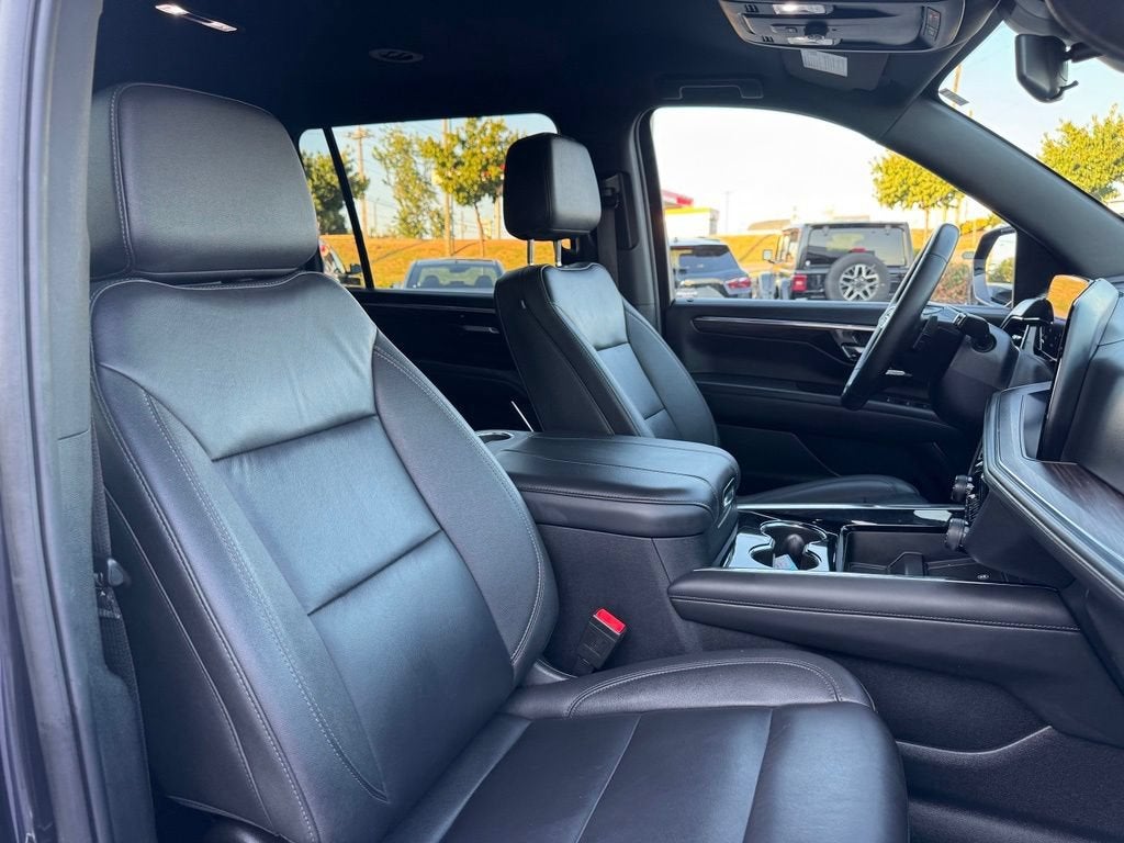 2025 Chevrolet Suburban LT