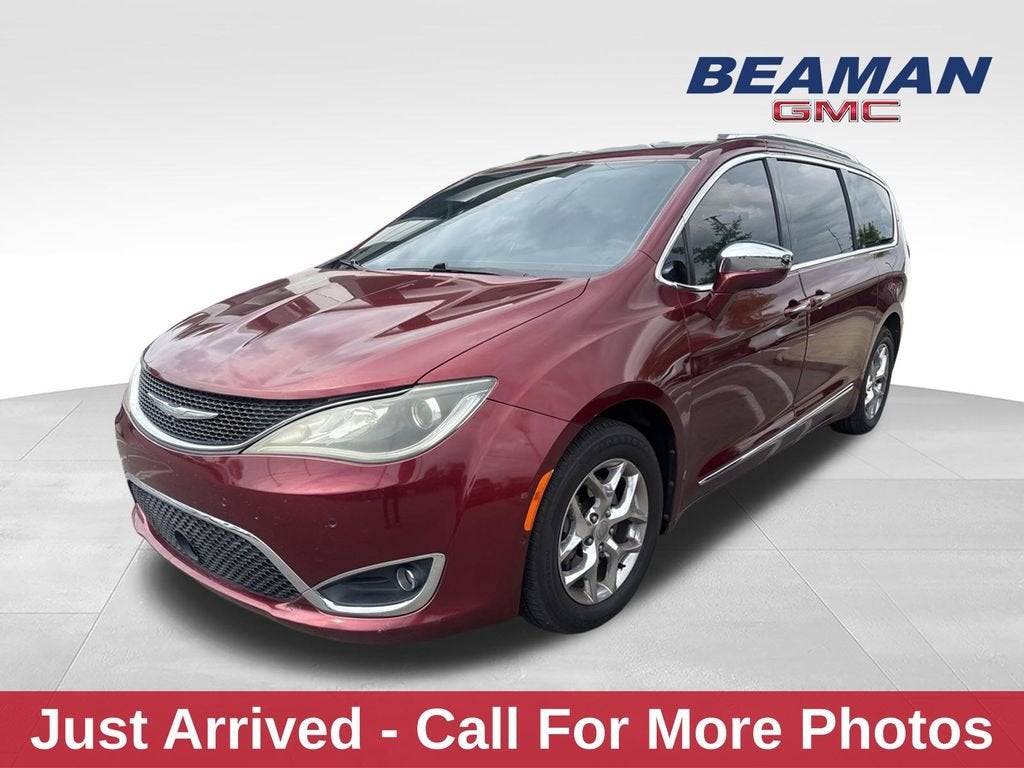 2017 Chrysler Pacifica Limited's photo